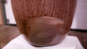 Reinigung eines Weinballons mit einem Reinigungsaufsatz für den Pirouette Akkuschrauber